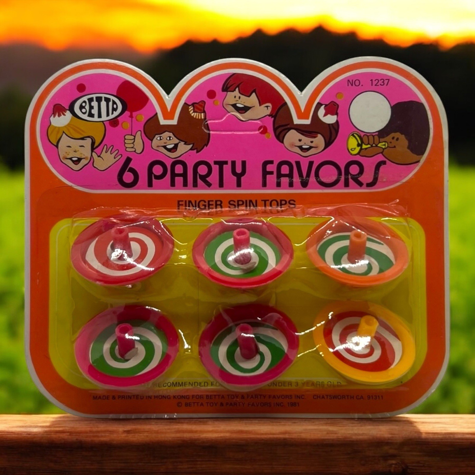 Vintage 1981 Betta 6x Plastic Finger Spin Tops (Party Favors) – New on Card – HK