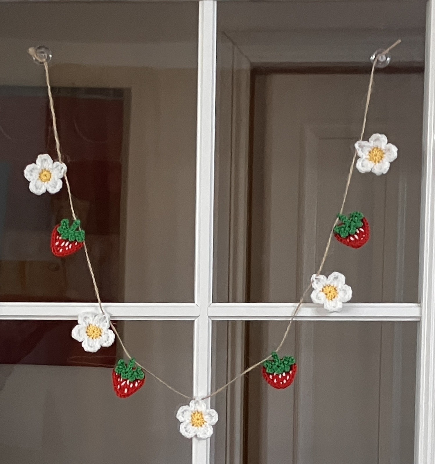 🌸🍓NEW jute rustic Crochet Daisy Strawberry Bunting Camper Window SUMMER Gift