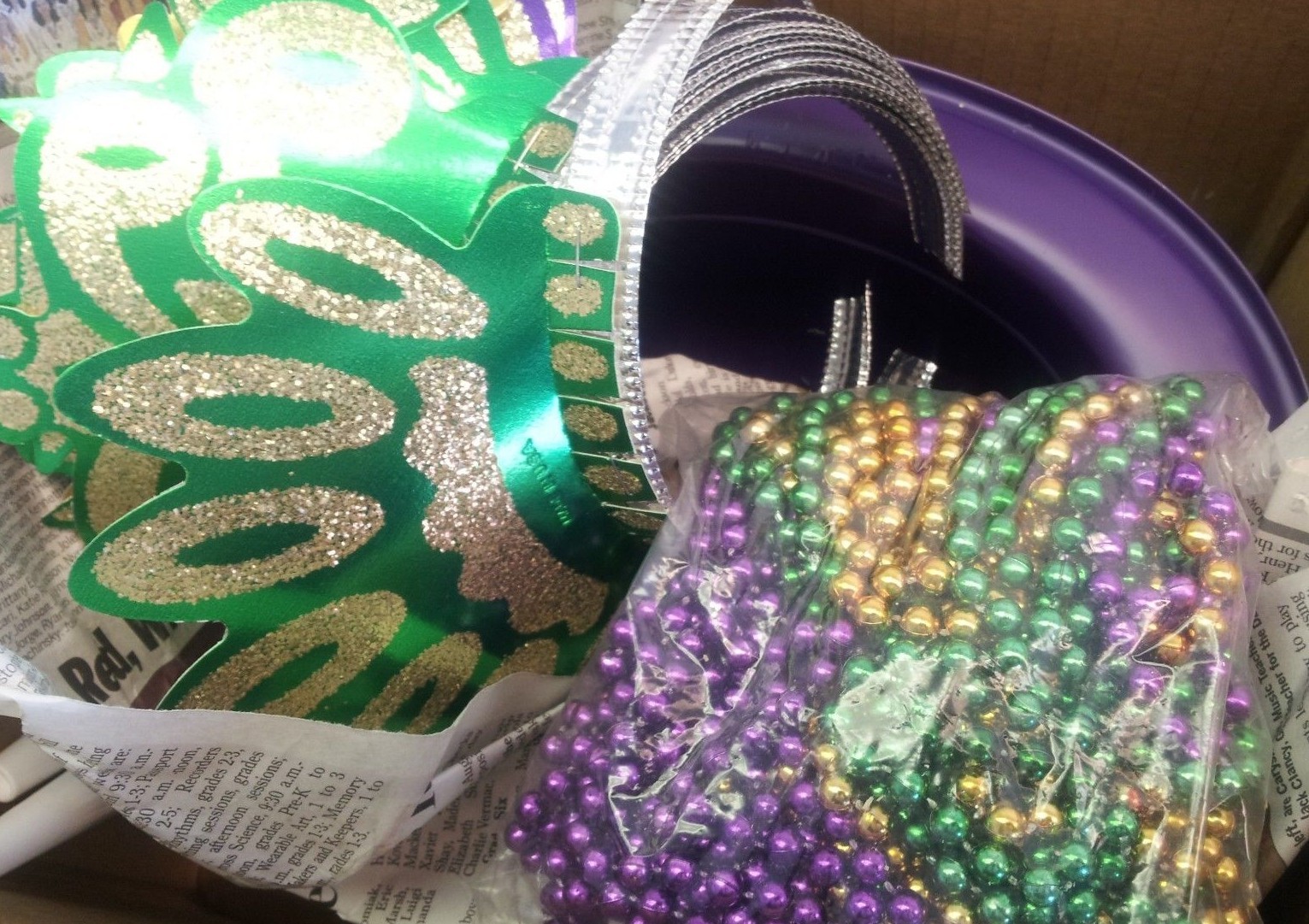 FESTIVE PARTY/EVENT KIT BEADS/HATS/TIARAS/MARDI GRAS (ASSORTMENT FOR 10 PEOPLE)