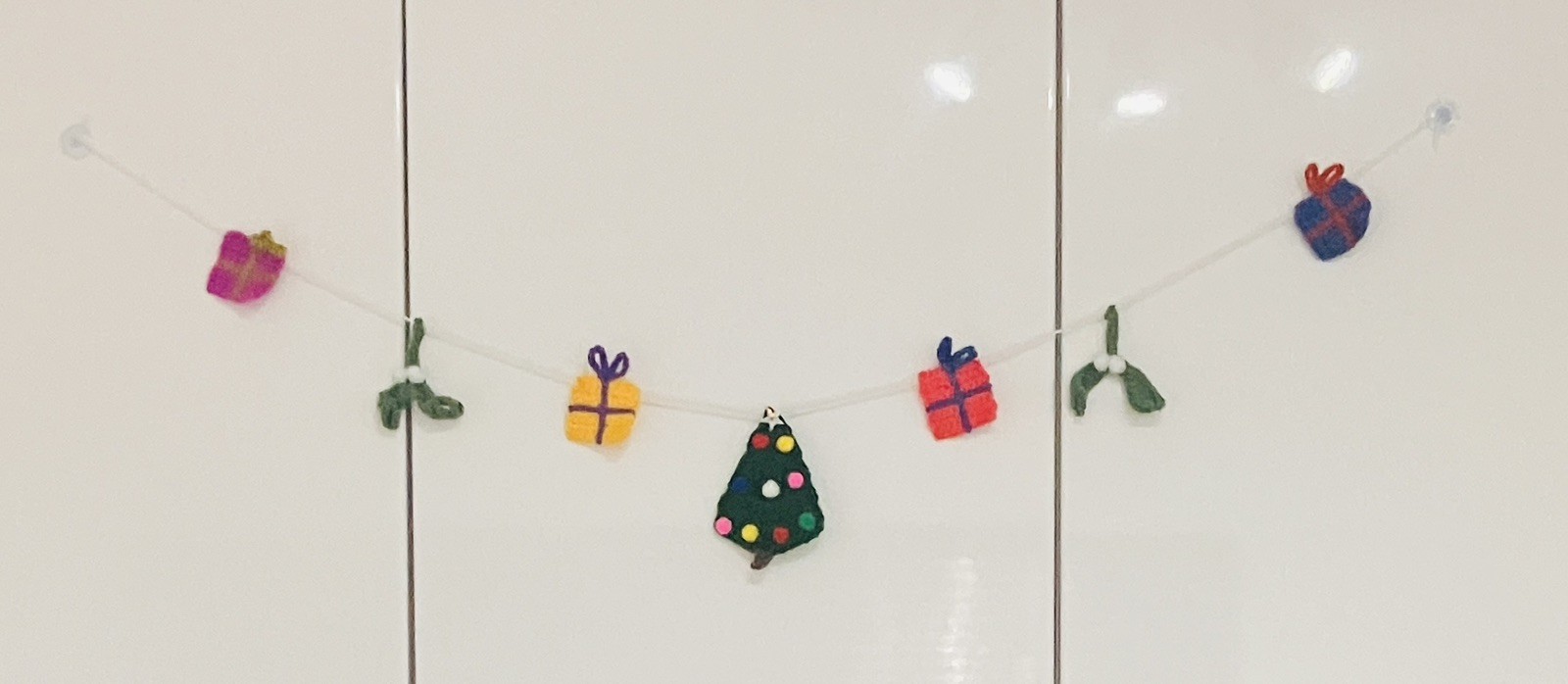 🌲🎁 New Hand Crochet Christmas Tree Presents Mistletoe Bunting Window Gift