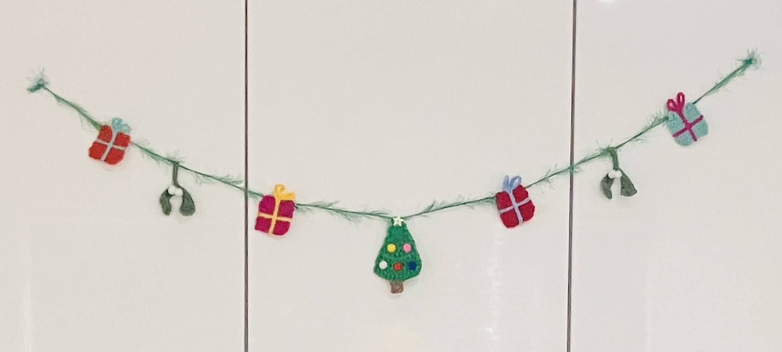 🌲🎁Hand Crochet Christmas Tree Presents Mistletoe Bunting Window camper Gift
