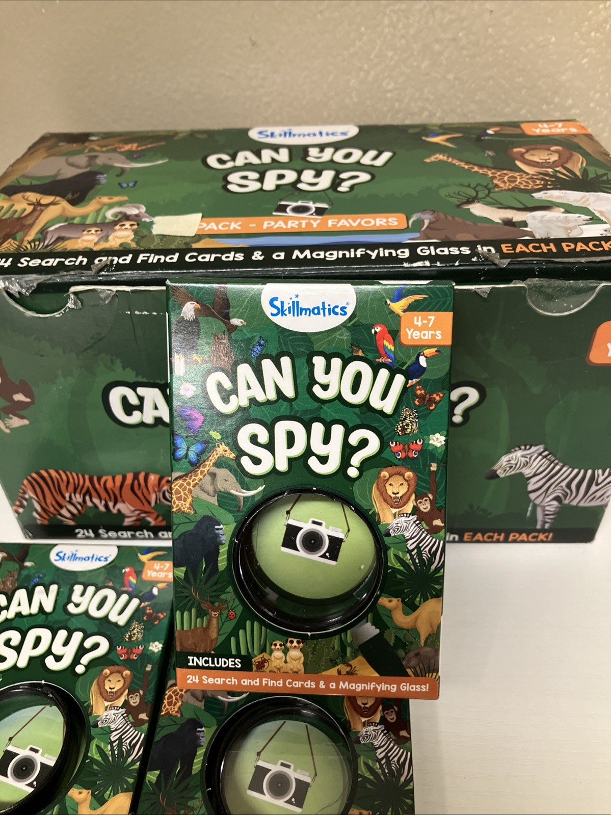 Skillmatics Party Favors 11 Can You Spy Animals Cards Set w/ Magnifying Glass