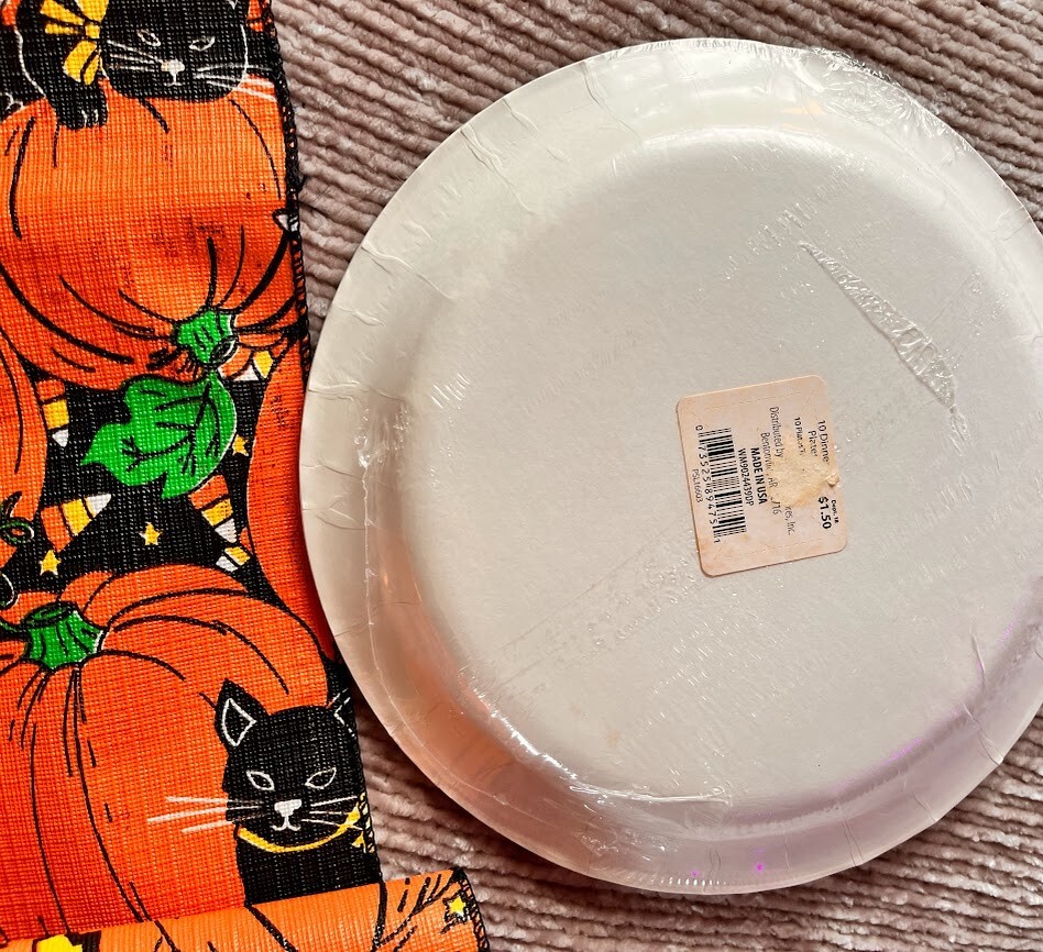 Vtg Halloween table scarf 70″ x 13′ plastic 10 paper plates NOS pumpkins cat