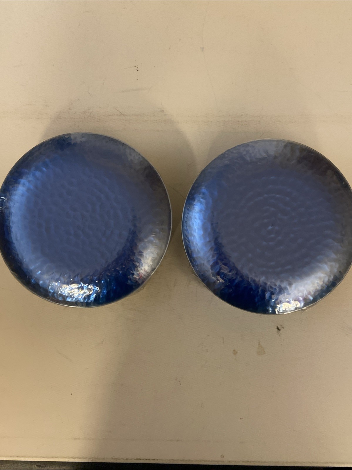 100 Pcs Clear Blue Gold Plastic Plates 7″ by Dayammi