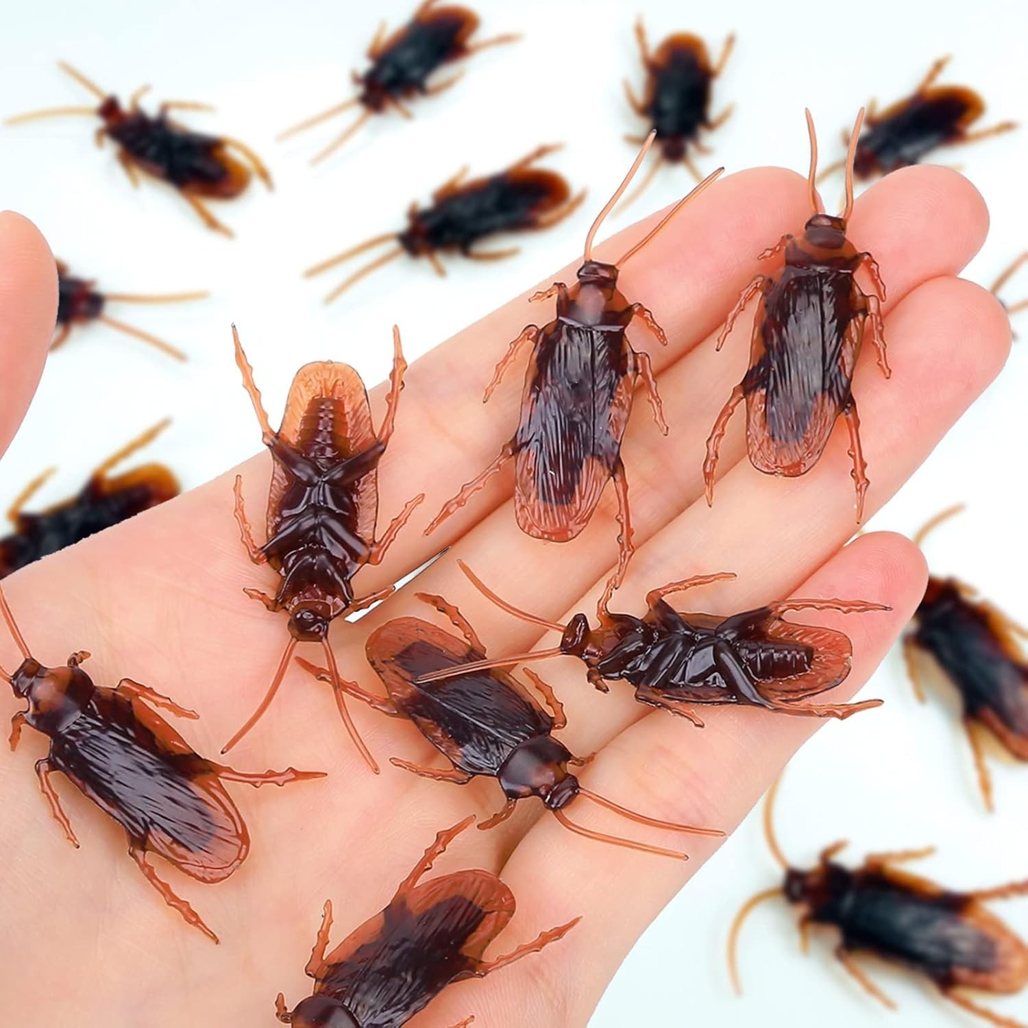 15PCS Faux Cockroaches – Perfect for Pranks and Party Decorations