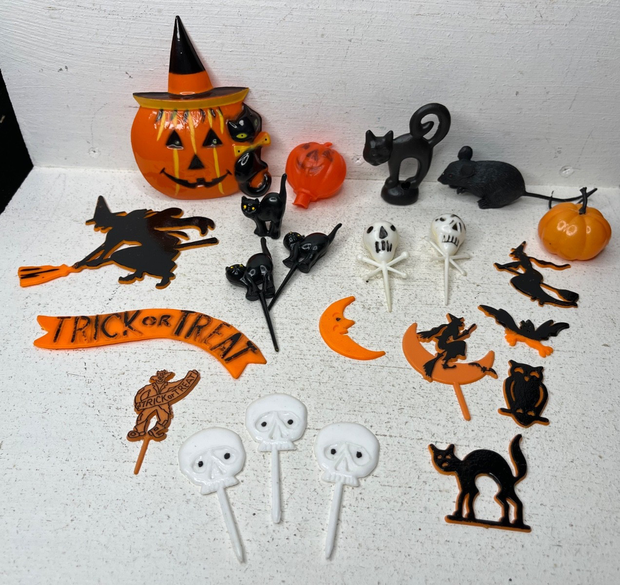 Lot of 22 Vintage Plastic Cake Cupcake Toppers Picks Halloween Cats Bats Pumpkin