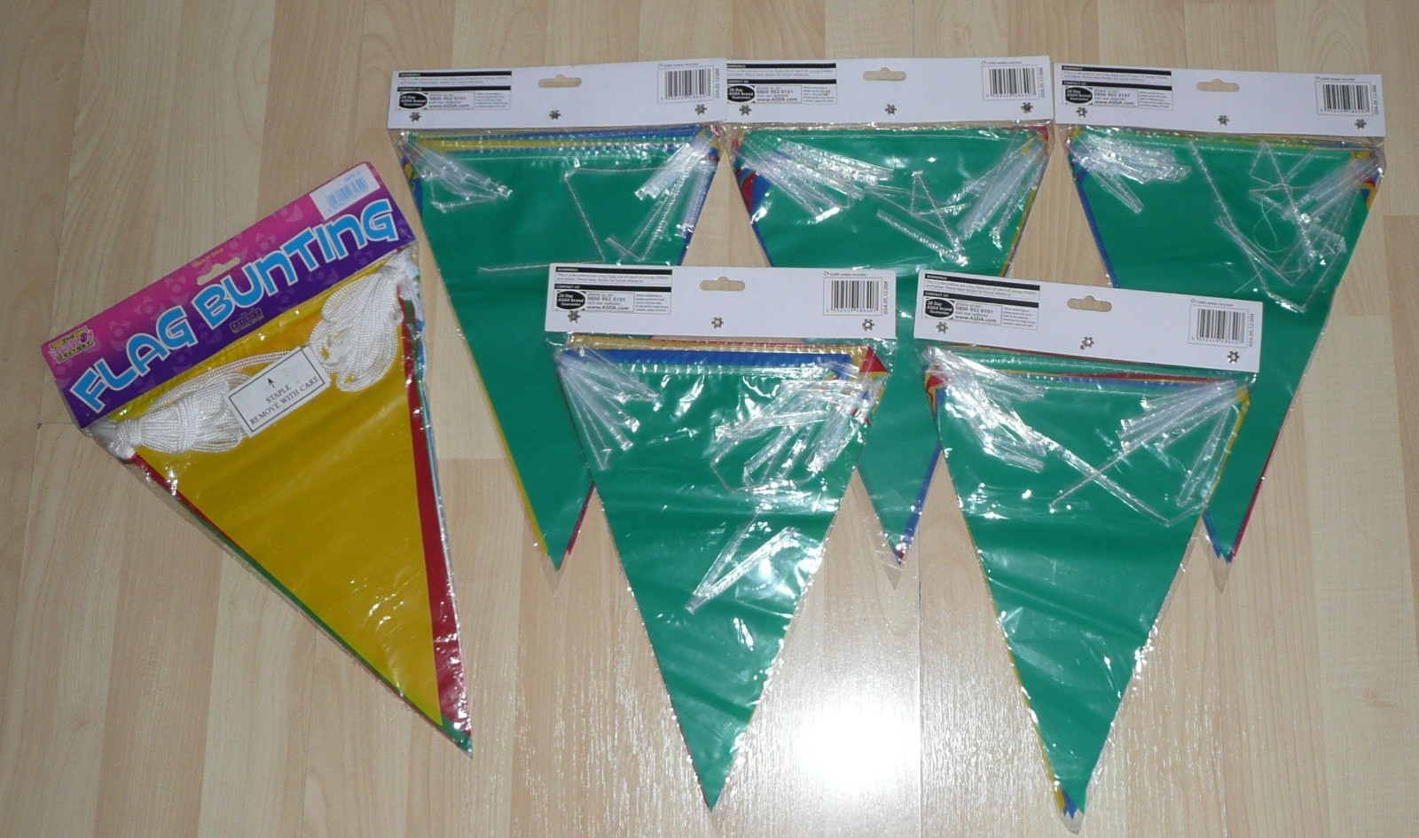 5 x packets of 12 and 1 of 20 Multicoloured Triangle Flag BUNTING – Brand New