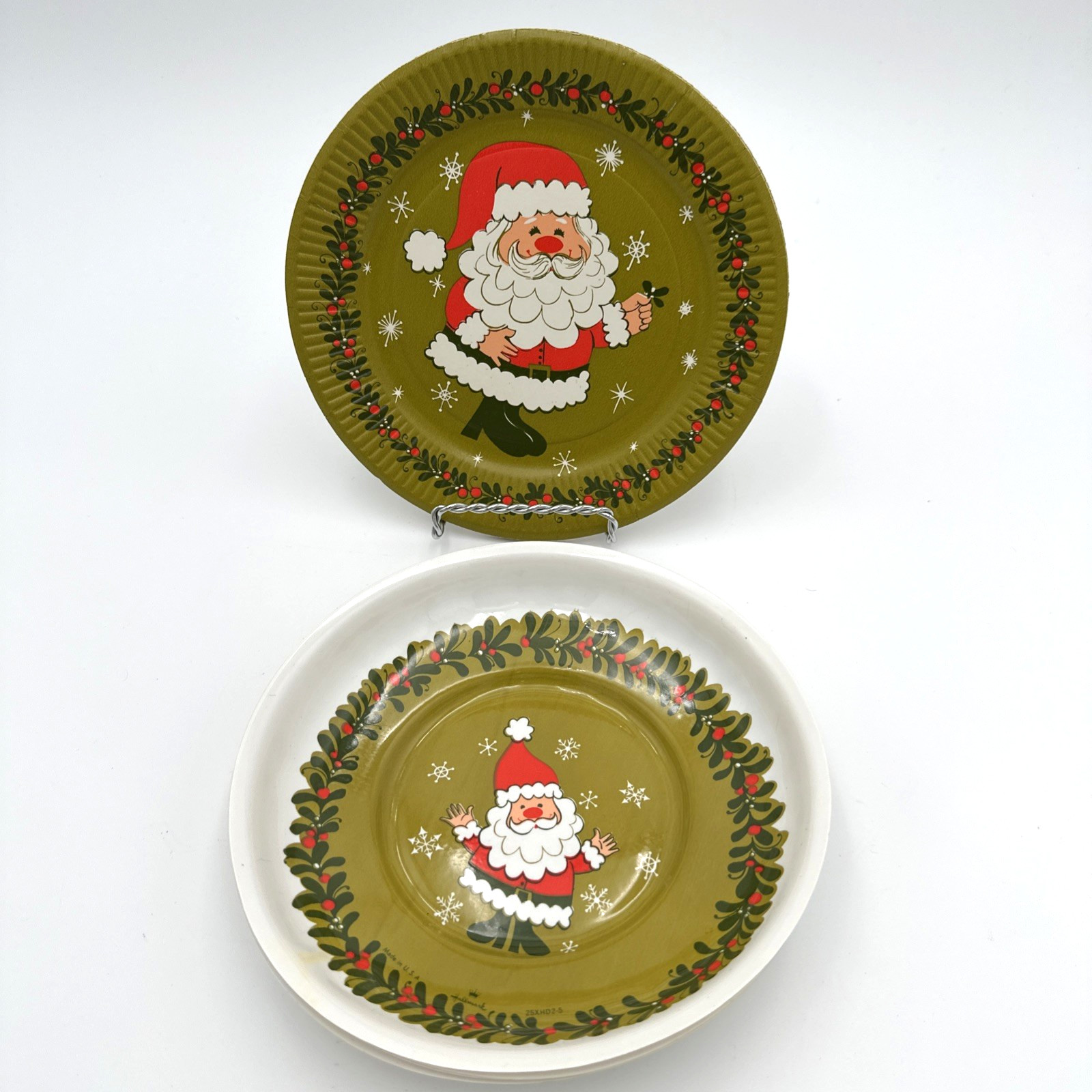 Hallmark Vintage 5- 7″ Paper Plates 4- Plastic Christmas Santa Claus Jolly Set