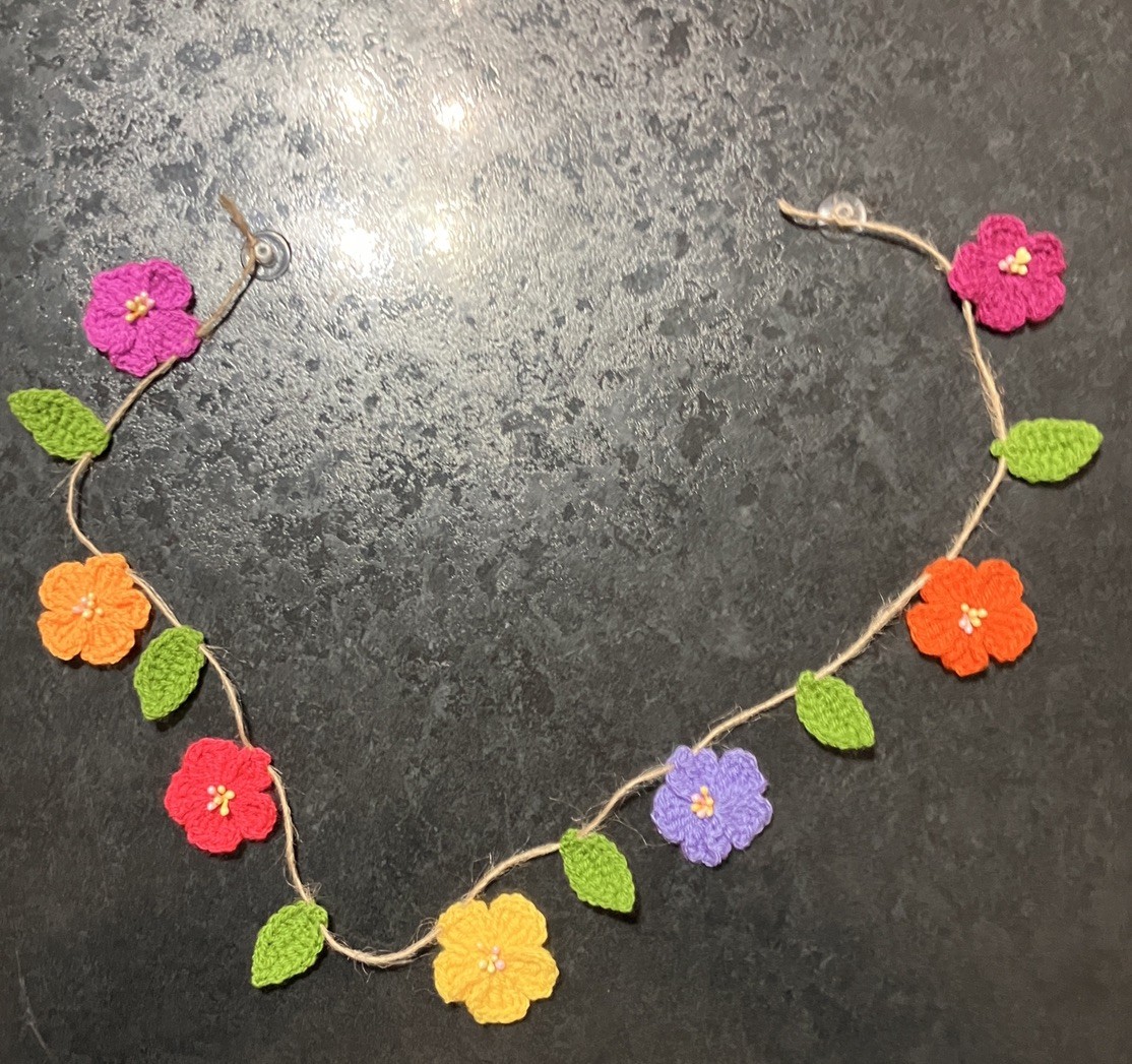 🌸🍃NEW hand Crochet Flower Bunting Leaf sequin Window 30” camper SUMMER Gift