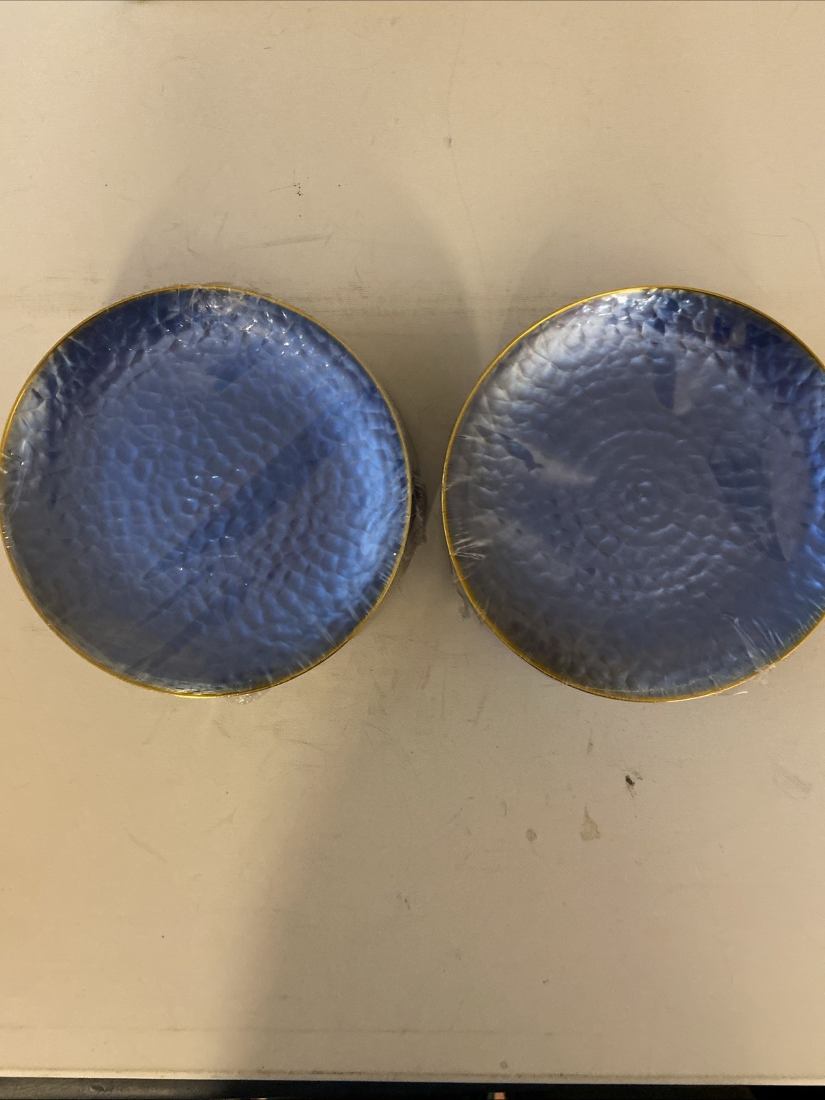 100 Pcs Clear Blue Gold Plastic Plates 7″ by Dayammi