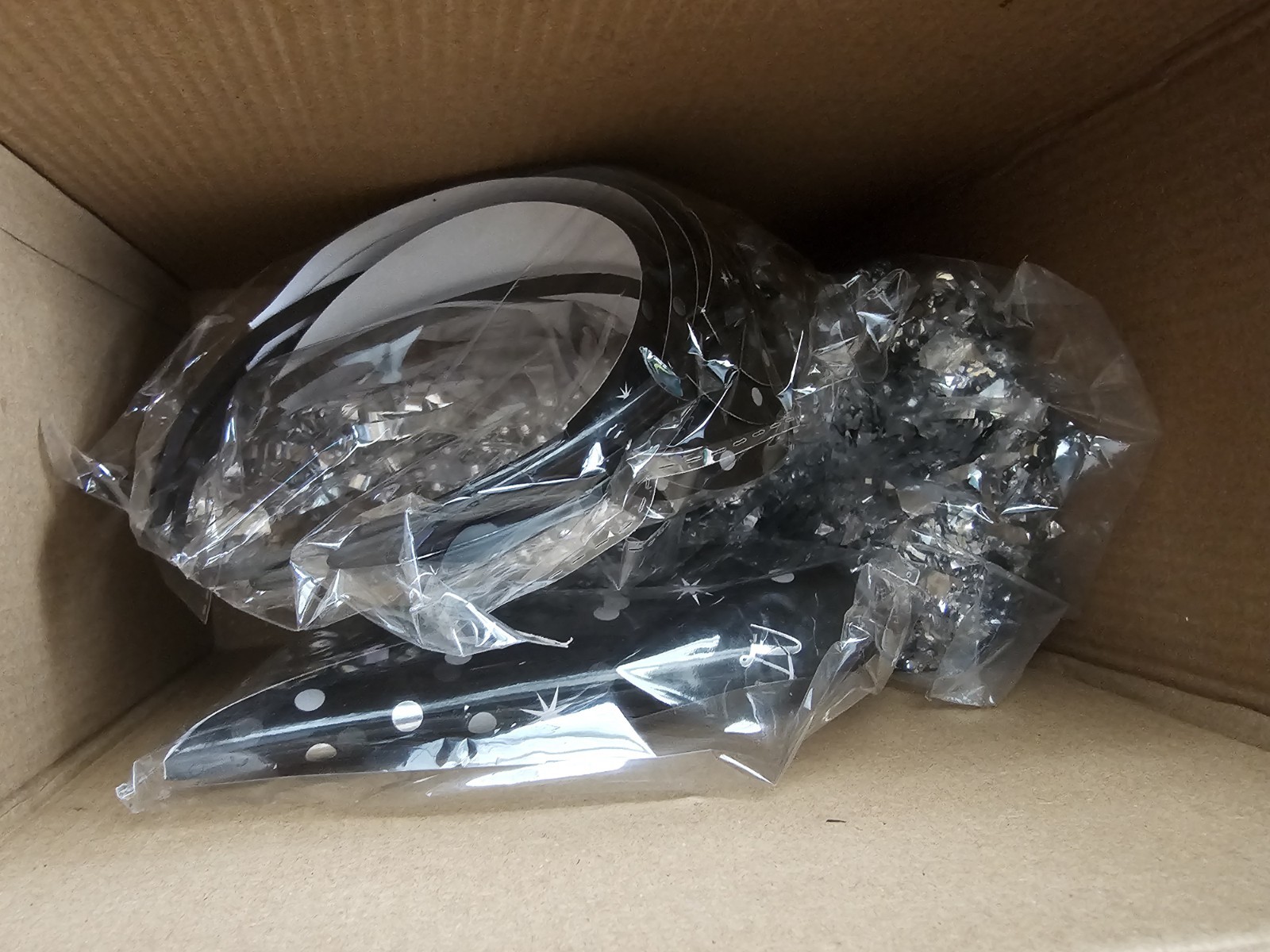 ALDI New Year’s Party Supply Kit for 10, Hats, Blowers, Tiaras, Confetti