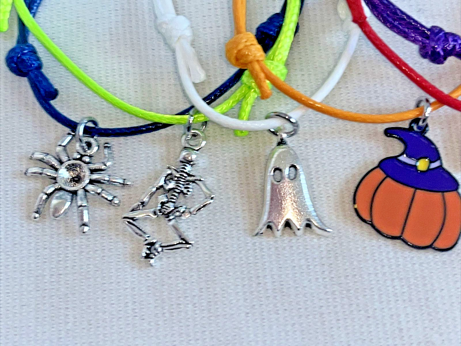 6 HALLOWEEN FRIENDSHIP BRACELETS TRICK OR TREAT SPOOKY PARTY BAG FILLERS PRIZE