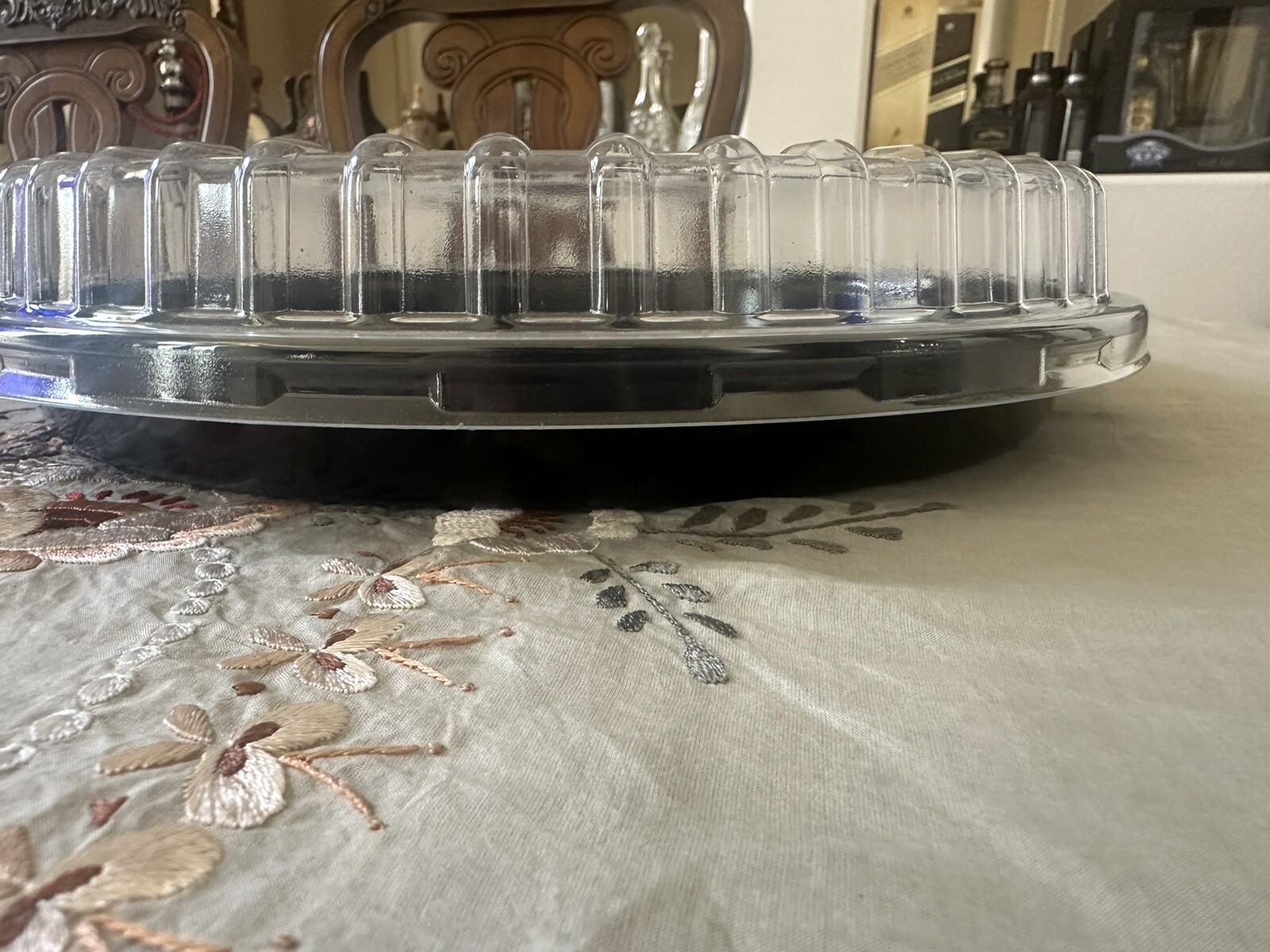 A Set Of 100 12” party plates With Lid