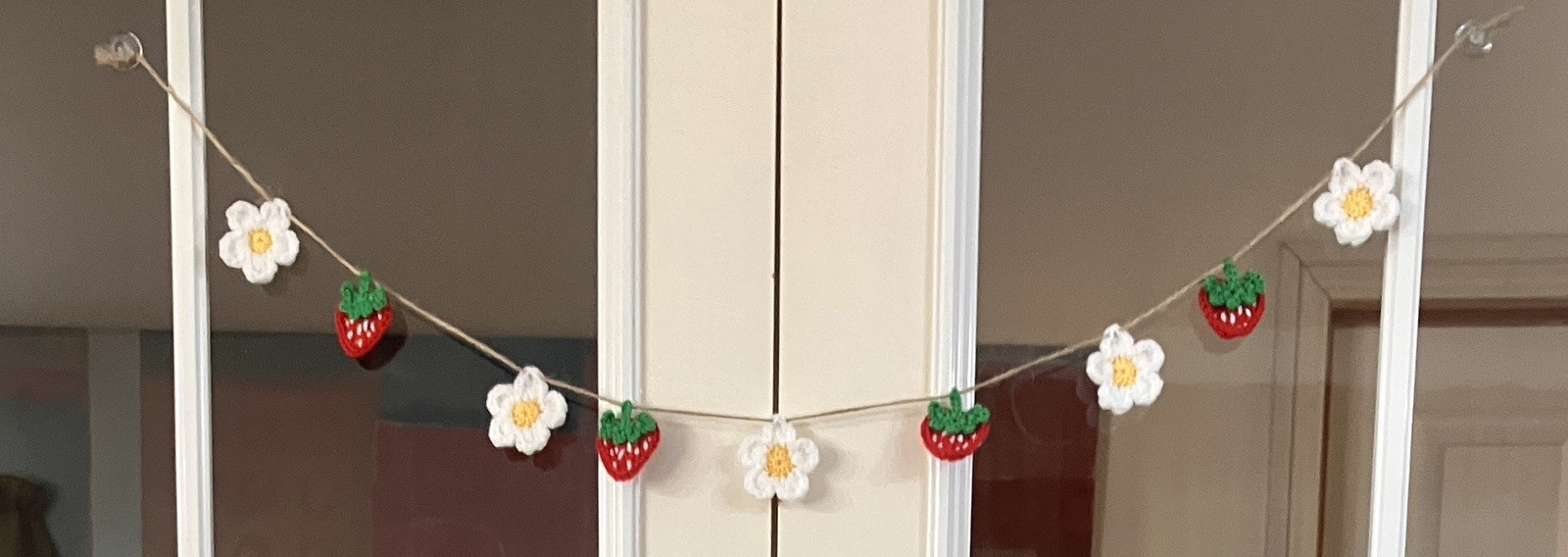 🌸🍓NEW jute rustic Crochet Daisy Strawberry Bunting Camper Window SUMMER Gift