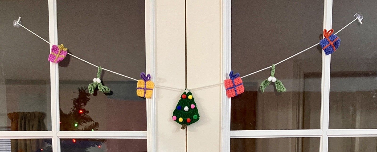 🌲🎁 New Hand Crochet Christmas Tree Presents Mistletoe Bunting Window Gift