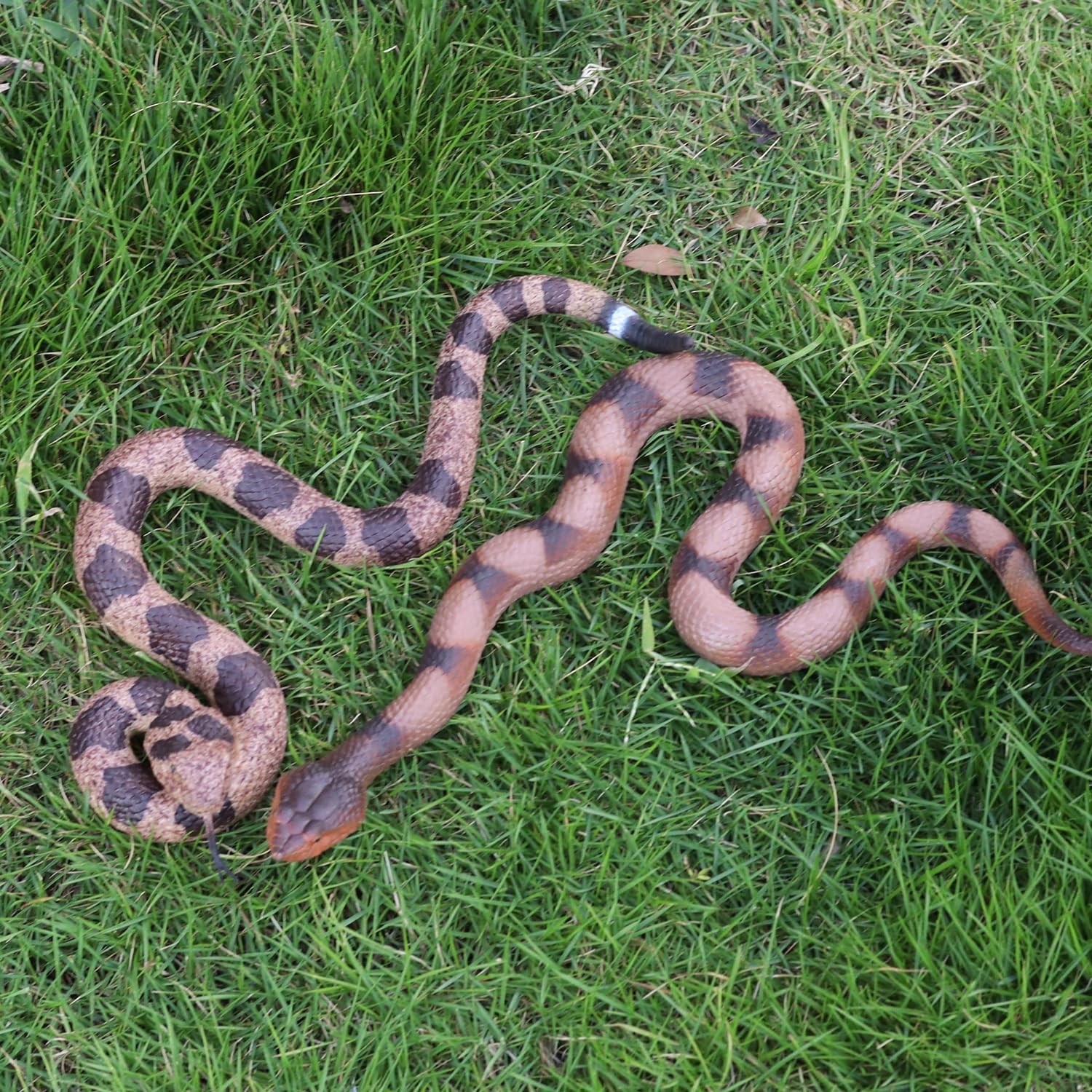 2pcs Realistic Fake Snake Toys Rubber Rattlesnake Garden Scare Decor