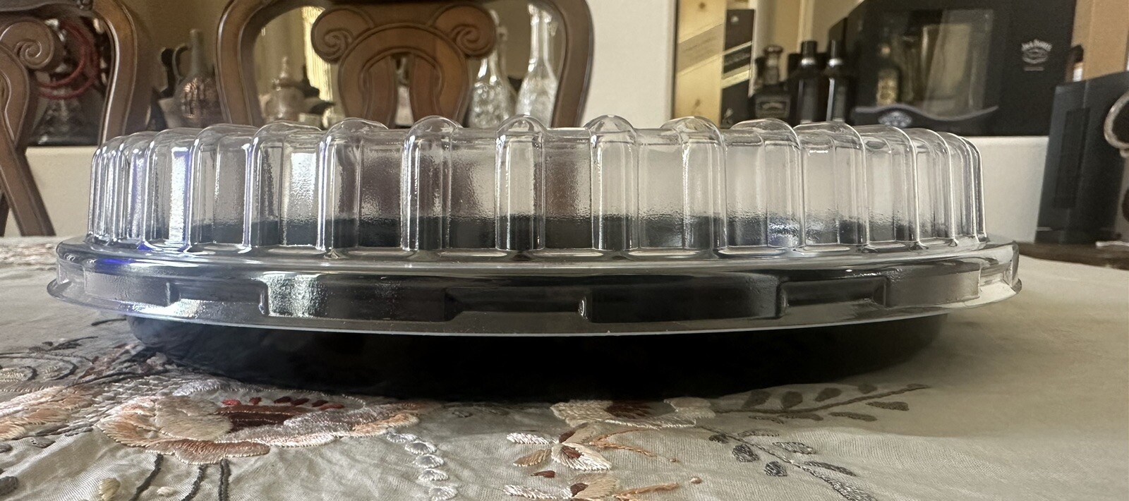 A Set Of 100 12” party plates With Lid