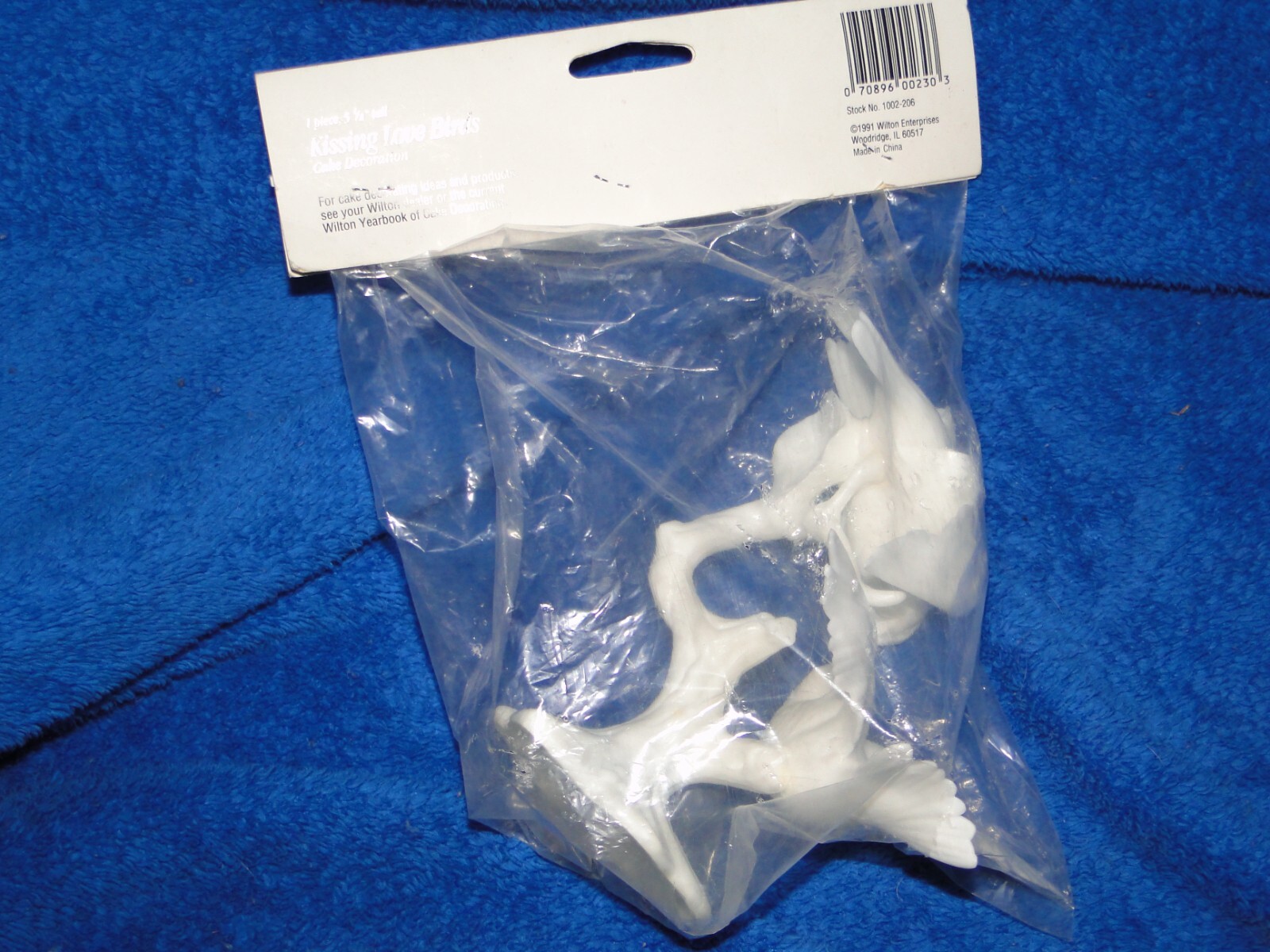 New Vintage Wilton Kissing Lovebirds Cake Accents, 5.5″ high, 1002-206