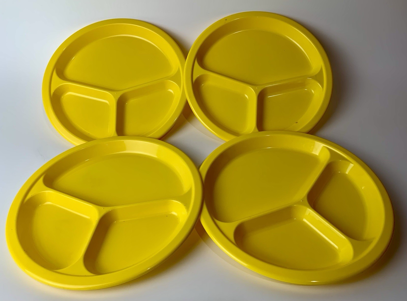 Retro Style Plastic Divided Plates by Arrow USA – Set of 4 – YELLOW – 10 inches