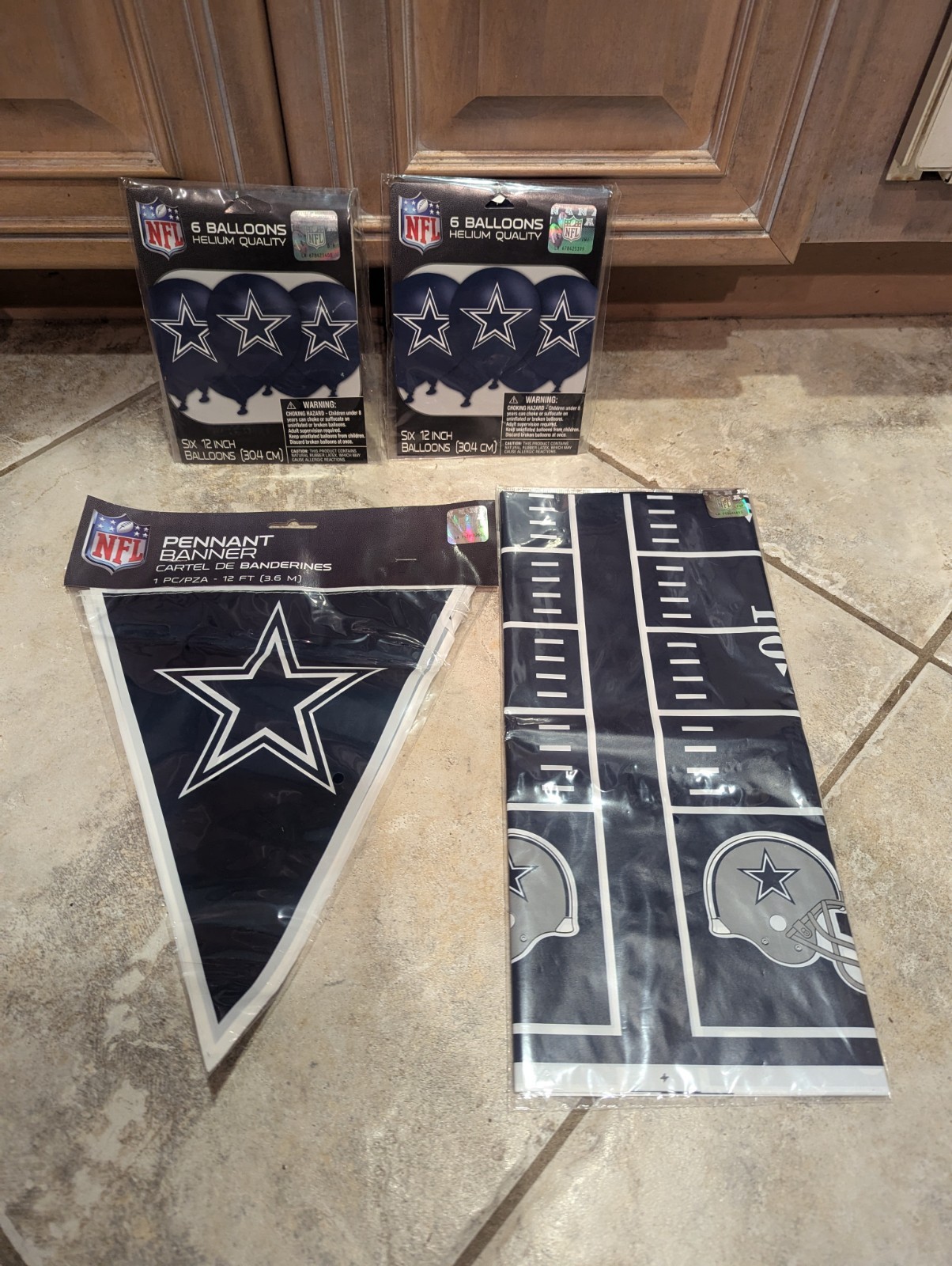 Dallas Cowboys NFL Football Party Decoration Plastic Tablecover Pennant Balloon