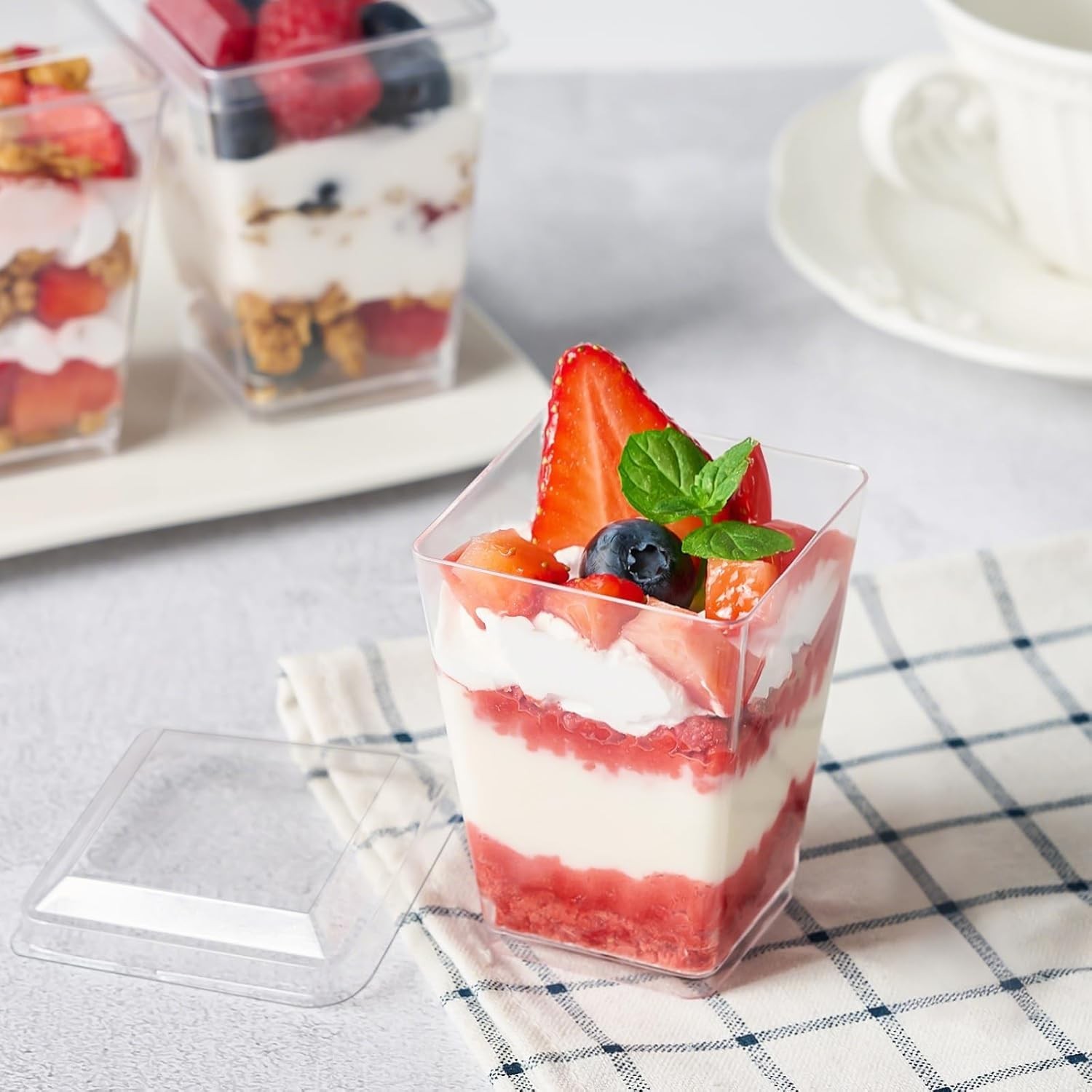 50 Pack 5 oz Plastic Dessert Cups with Lids and Spoons, Mini Parfait Cups Cle…