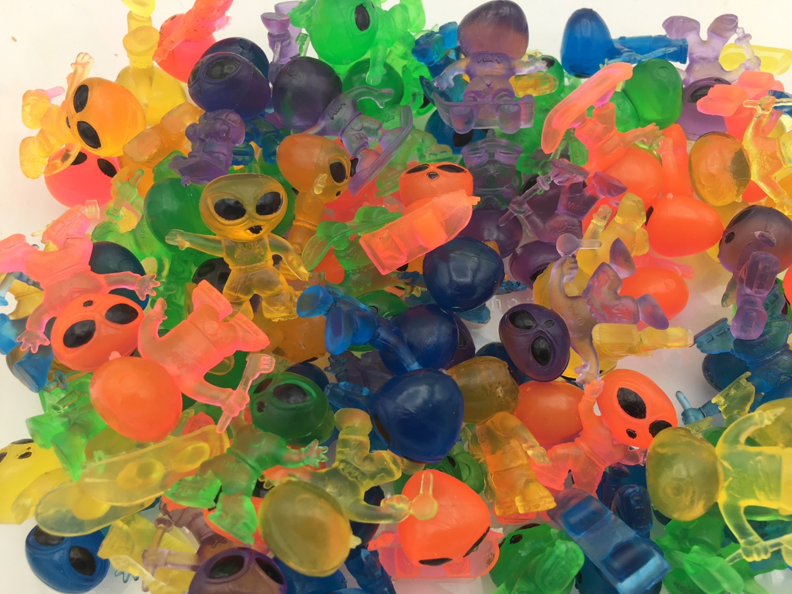 100 MINI ALIENS FIGURES CARNIVAL BIRTHDAY PARTY BAGS VENDING CAKE TOPPERS