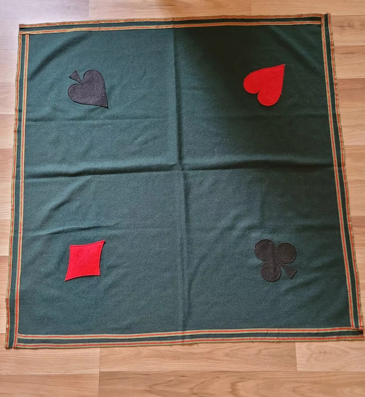 Game Tablecloth / Card Mat – Green – 90cm x 90cm – Suits – Gold Detail