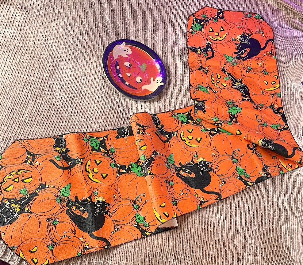 Vtg Halloween table scarf 70″ x 13′ plastic 10 paper plates NOS pumpkins cat