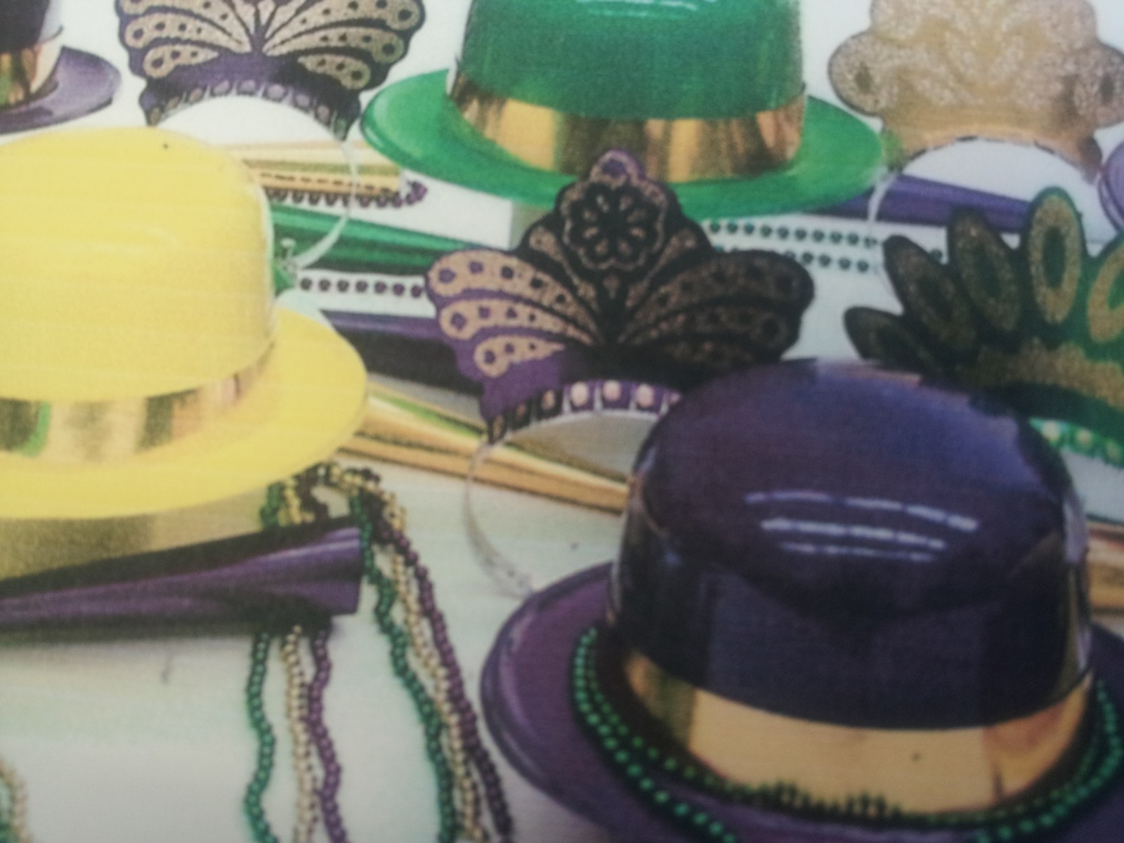 FESTIVE PARTY/EVENT KIT BEADS/HATS/TIARAS/MARDI GRAS (ASSORTMENT FOR 10 PEOPLE)
